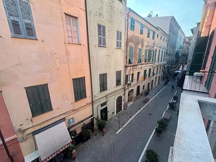 Appartamento quadrilocale in vendita in Via Giuseppe Garibaldi, Ventimiglia