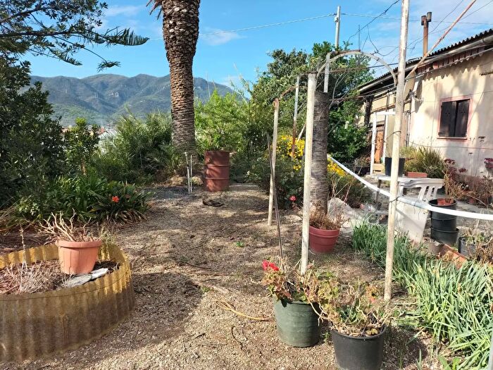 Casa con 6 locali in vendita in Albenga