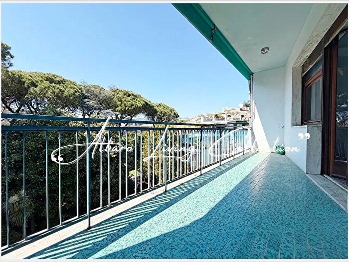 Appartamento con 12 locali in vendita in Via Cirenaica, Genova