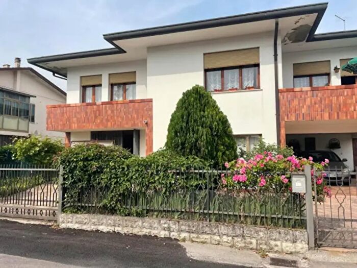 Casa con 5 locali in vendita in Via Claudiana, Montegrotto Terme