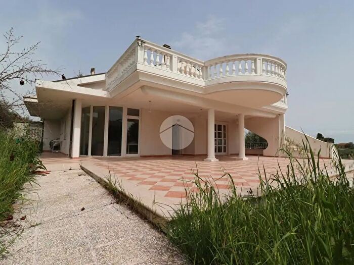 Casa con 8 locali in vendita in Via Mario Colella, Citta SantAngelo