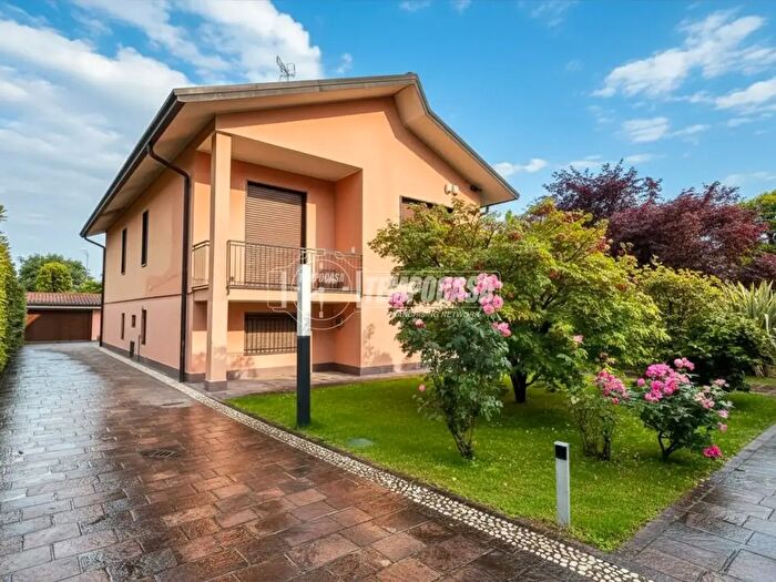 Casa con 6 locali in vendita in Via Roma, Santo Stefano Ticino