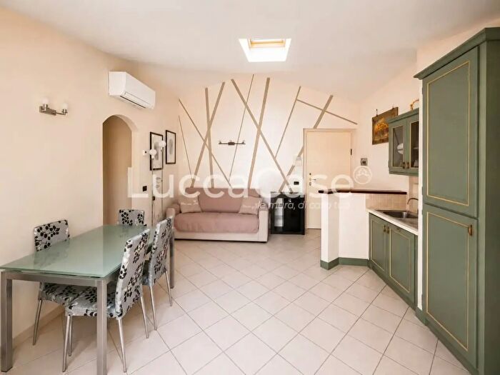 Appartamento trilocale in vendita in Alfredo Catalani, Camaiore