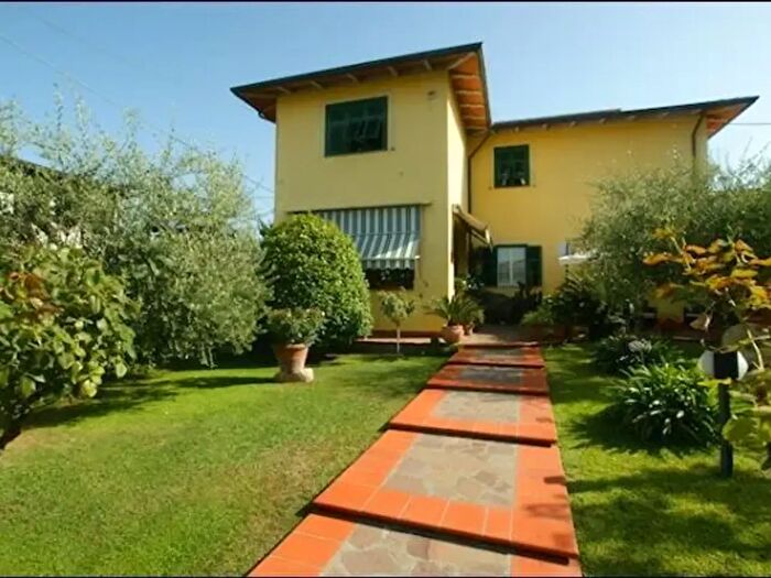 Casa in vendita in Luni