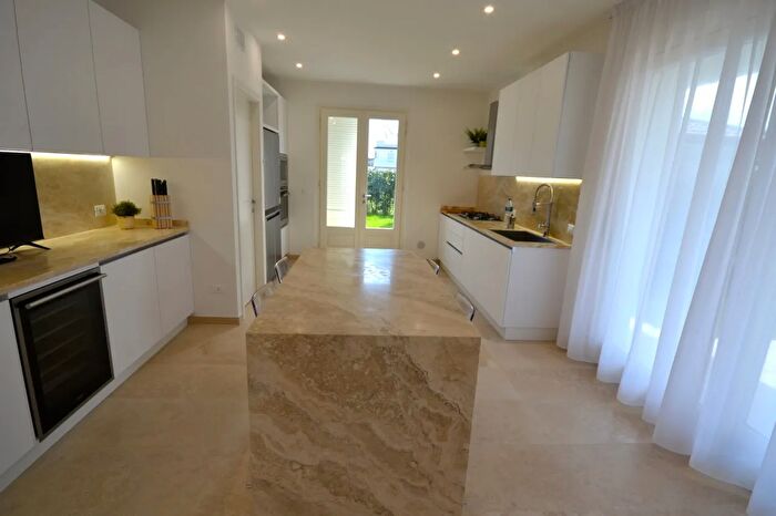 Casa con 10 locali in vendita in Pietrasanta