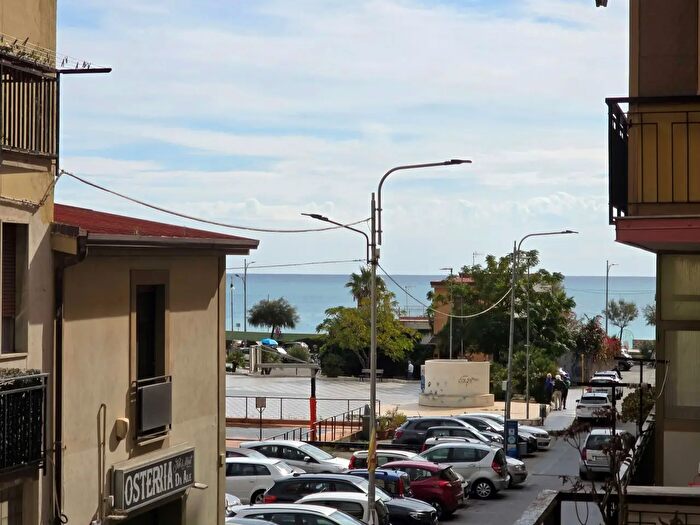 Appartamento con 7 locali in vendita in Via Vibo Valentia, Catanzaro