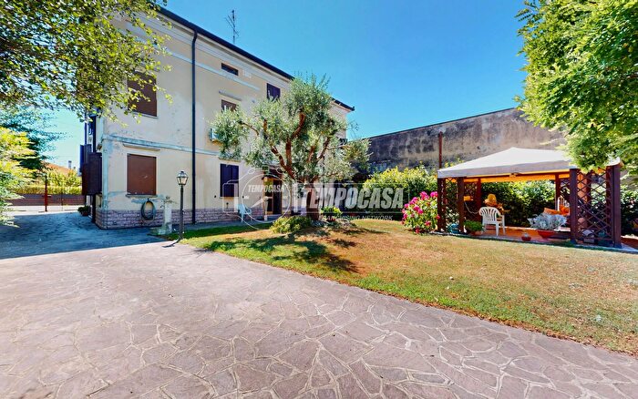 Casa con 10 locali in vendita in Via V Mandelli, Luzzara