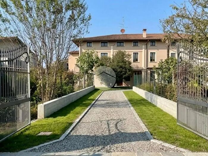 Casa con 10 locali in vendita in Piazza Paolo VI, Berlingo