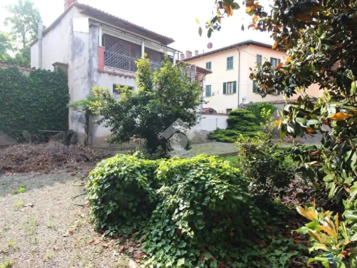 Casa con 7 locali in vendita in Piazza Brambilla, Aicurzio