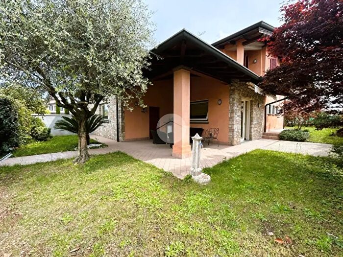 Casa quadrilocale in vendita in Via l Reverberi, Rovato