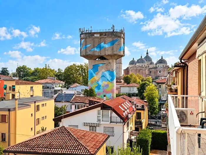 Appartamento quadrilocale in vendita in Via Leopoldo Ferri, Padova
