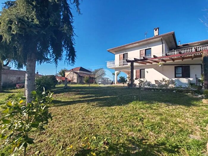 Casa con 6 locali in vendita in Via Colle Lisi, Ripi