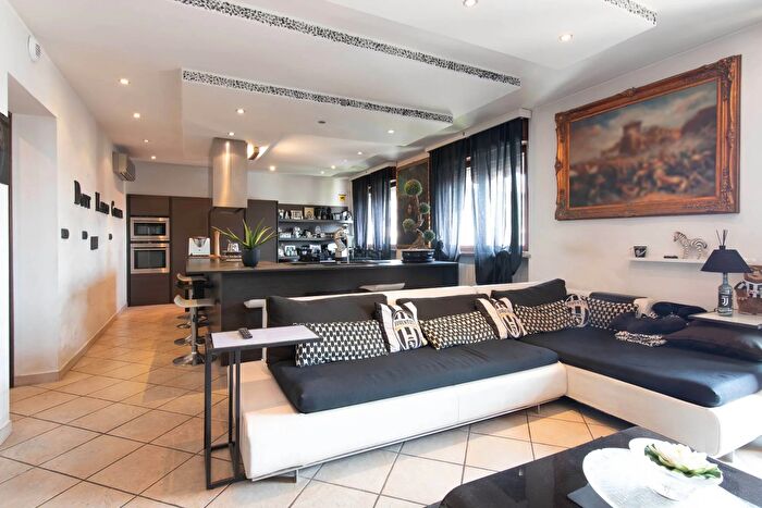 Appartamento con 6 locali in vendita in Strada Altessano, Torino