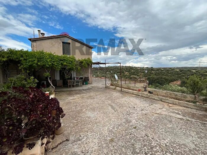 Casa con 12 locali in vendita in Contrada Cavalusi Snc, Ragusa