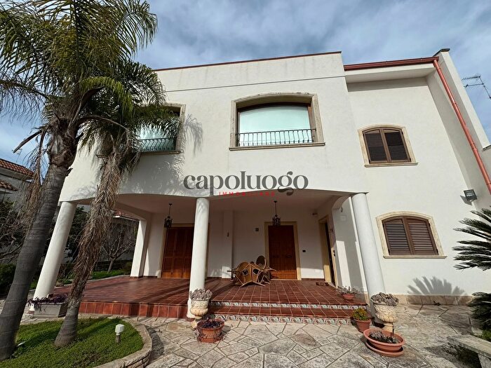 Casa con 12 locali in vendita in Lizzanello