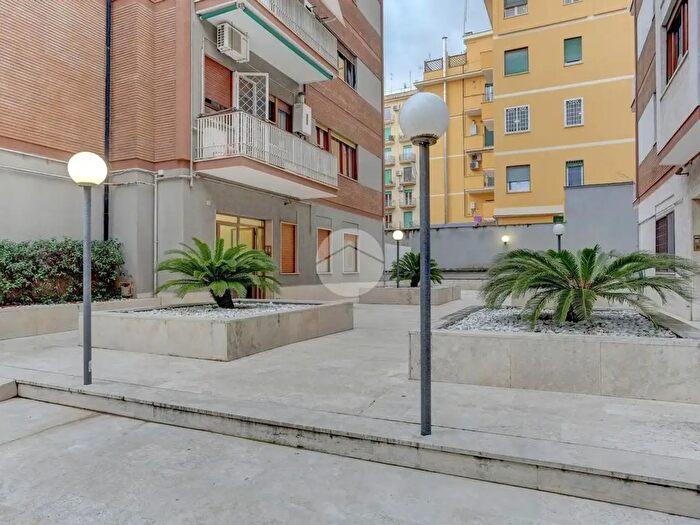 Appartamento con 5 locali in vendita in Via Carlo Denina, Roma