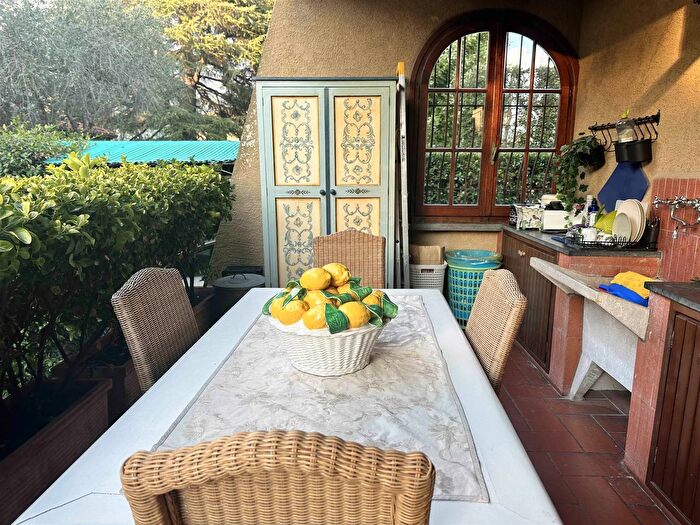 Casa con 13 locali in vendita in Forte Dei Marmi