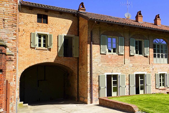 Casa con 8 locali in vendita in Via Marconi, Brusasco