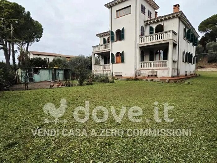 Casa con 6 locali in vendita in Via Genova, Castiglione Del Lago