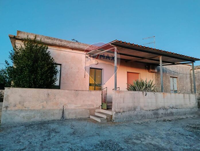 Casa con 5 locali in vendita in Contrada Cava Lazzaro Olivella, Rosolini