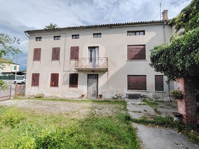 Casa con 7 locali in vendita in Mussolente