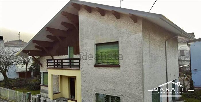 Casa con 8 locali in vendita in Moglia