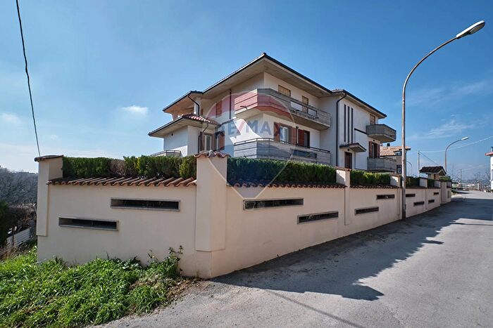 Casa con 20 locali in vendita in Cda Saraceno, Penne