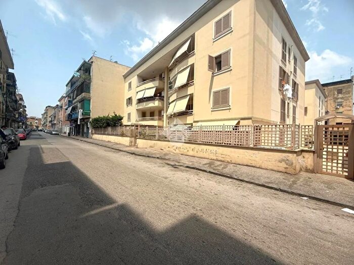Appartamento trilocale in vendita in Via Monte Grappa, Napoli