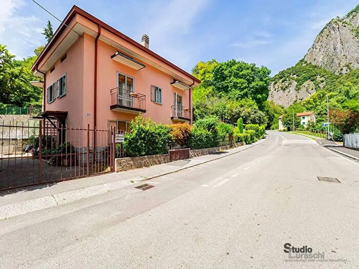 Appartamento con 5 locali in vendita in Via Santo Stefano, Lecco