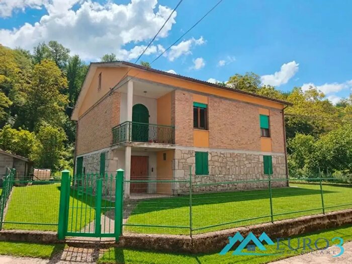 Casa con 8 locali in vendita in Frazione Illice, Comunanza