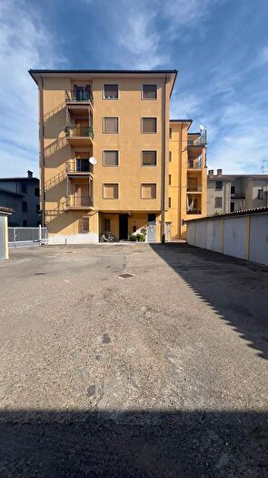 Appartamento con 8 locali in vendita in Via Montebello, Sale