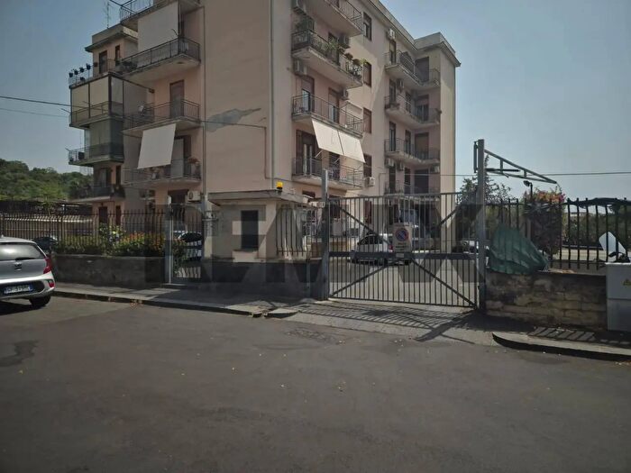 Appartamento quadrilocale in vendita in Via Taranto, Catania
