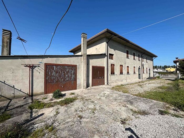 Casa con 15 locali in vendita in Via Ponti Alti, Correzzola