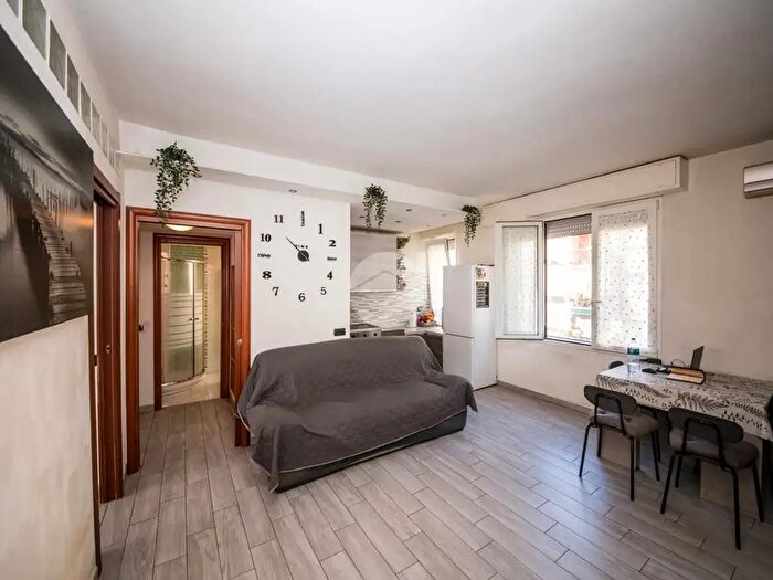 Appartamento trilocale in vendita in Via delle Forze Armate, Milano