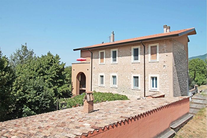 Appartamento con 14 locali in vendita in San Donato Val Di Comino