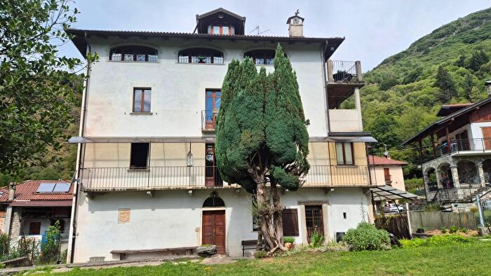 Casa con 8 locali in vendita in Via al Cantone Varallo Vercelli, Varallo