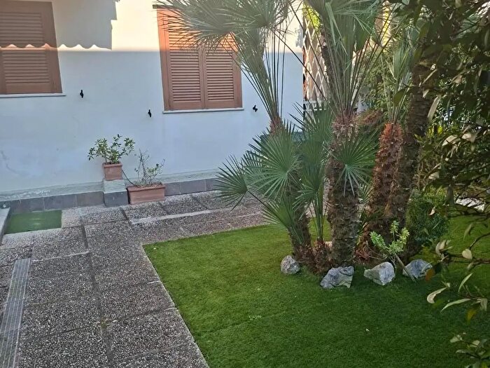 Casa quadrilocale in vendita in Luni