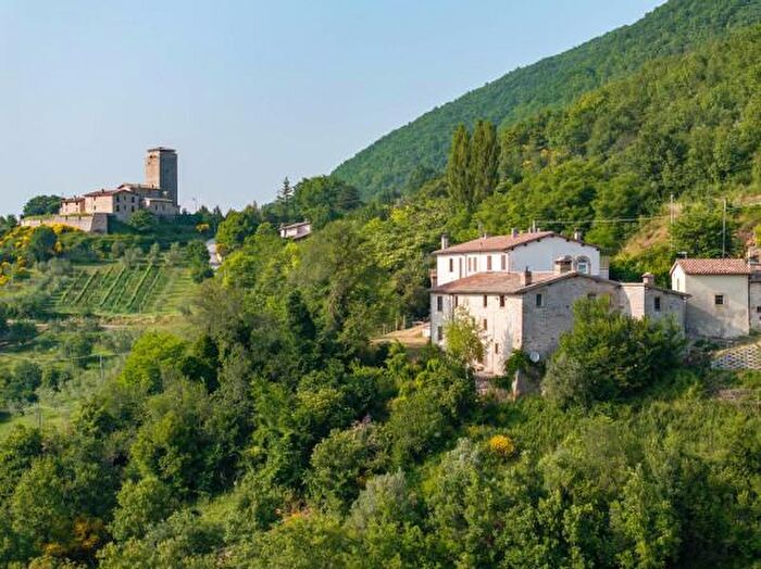 Casa con 6 locali in vendita in Via Roma, Valtopina