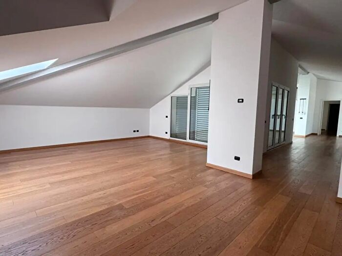 Appartamento con 5 locali in affitto in Via Gustavo Modena, Milano