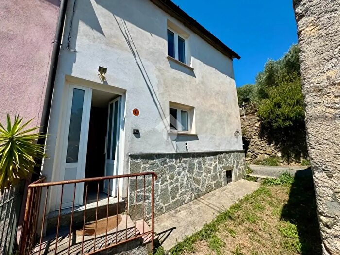 Appartamento trilocale in vendita in Via Mele, Quiliano