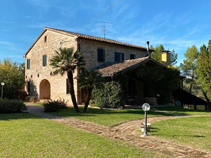 Casa con 6 locali in vendita in Urbino
