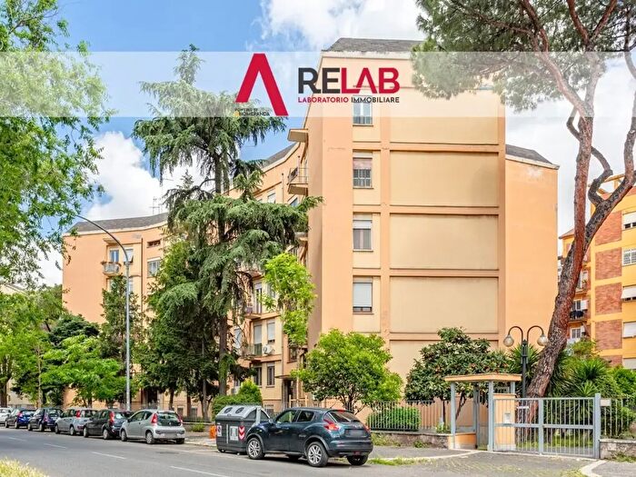 Appartamento trilocale in vendita in Viale Palmiro Togliatti, Roma