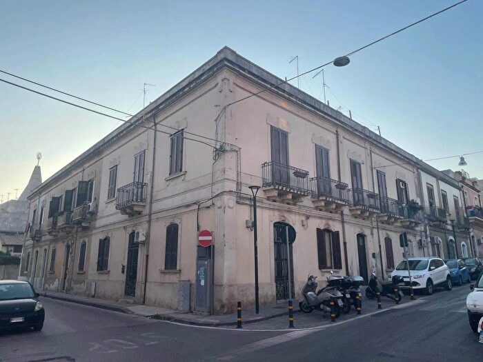 Casa con 11 locali in vendita in Siracusa