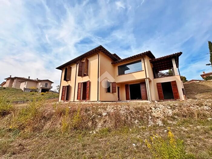 Casa con 10 locali in vendita in Via Collecchie, Nocera Umbra