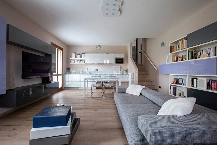 Casa con 5 locali in vendita in Via Errio Petrella, Reggio Emilia