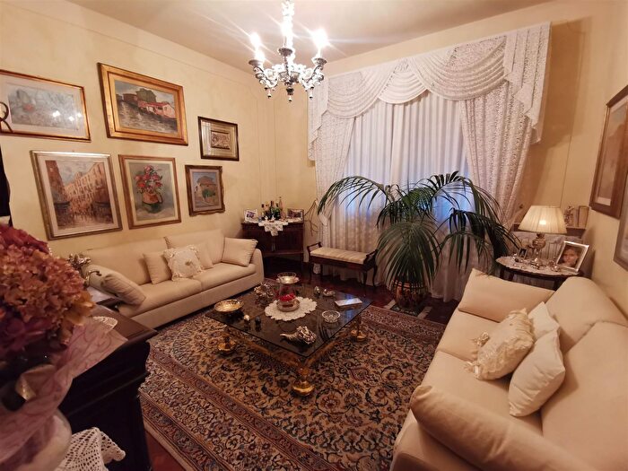 Casa con 8 locali in vendita in Empoli