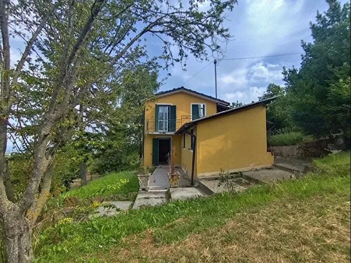 Casa quadrilocale in vendita in Belvedere Langhe