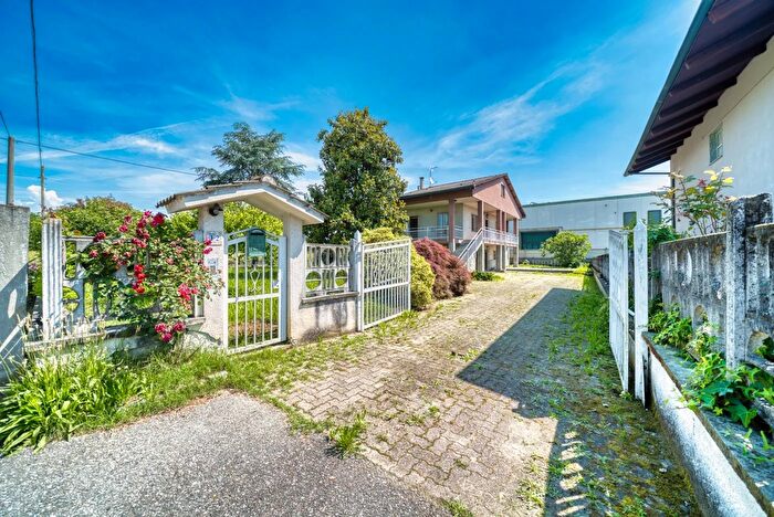 Casa con 7 locali in vendita in Via IV Novembre, Bosconero