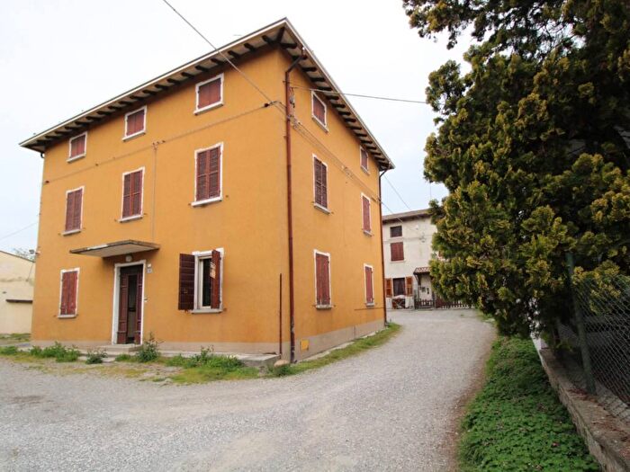 Casa con 6 locali in vendita in Praticello, Gattatico
