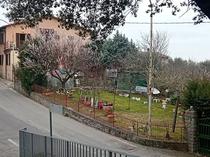 Casa con 8 locali in vendita in Via Baldi, Piegaro